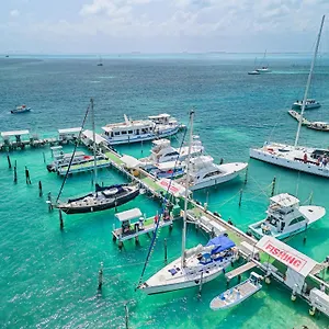 Walk Barefoot To Beach! Two Bathrooms! Entire Private Sailboat Botel